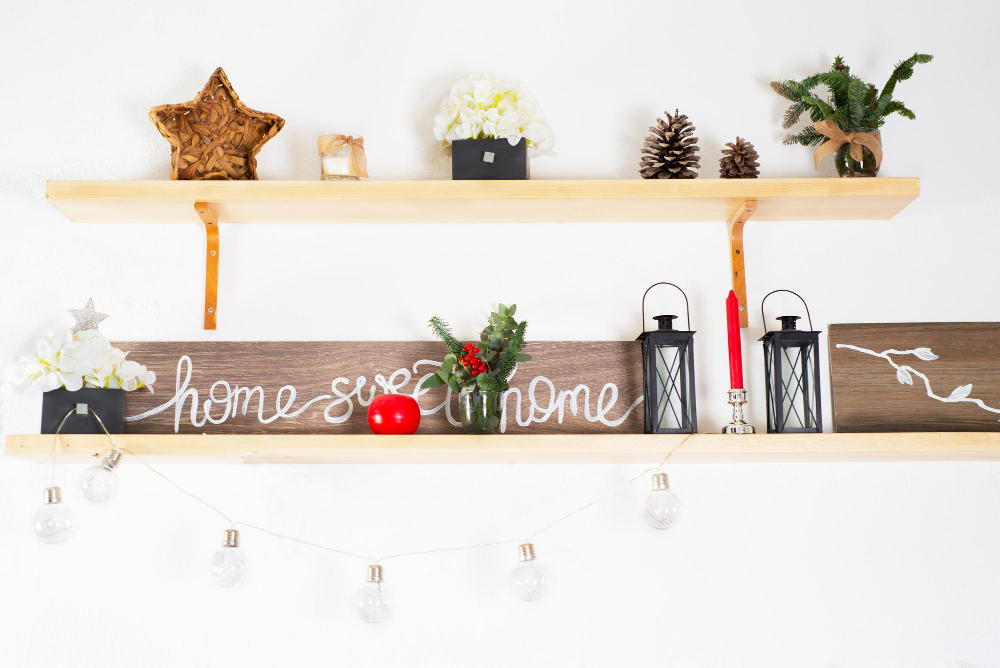  installer une étagère murale au-dessus de votre canapé